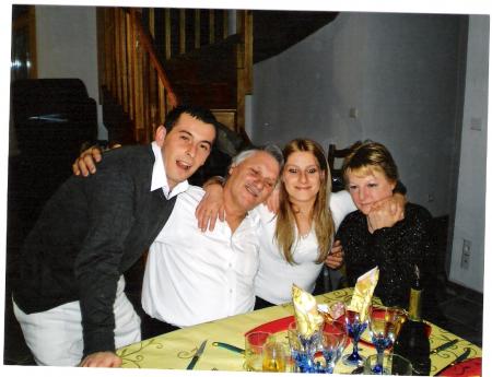 mon pere , mon frere,ma mere,et moi et il manque julien..........
